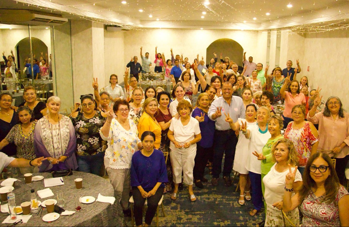 Respaldan sociedad civil y maestros a Ale Cárdenas