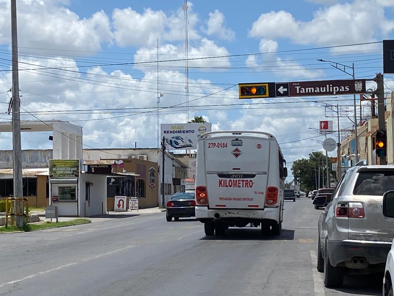 Gasto millonario en Nuevo Laredo: Pintan señalamientos de color guinda violando Ley de Tránsito