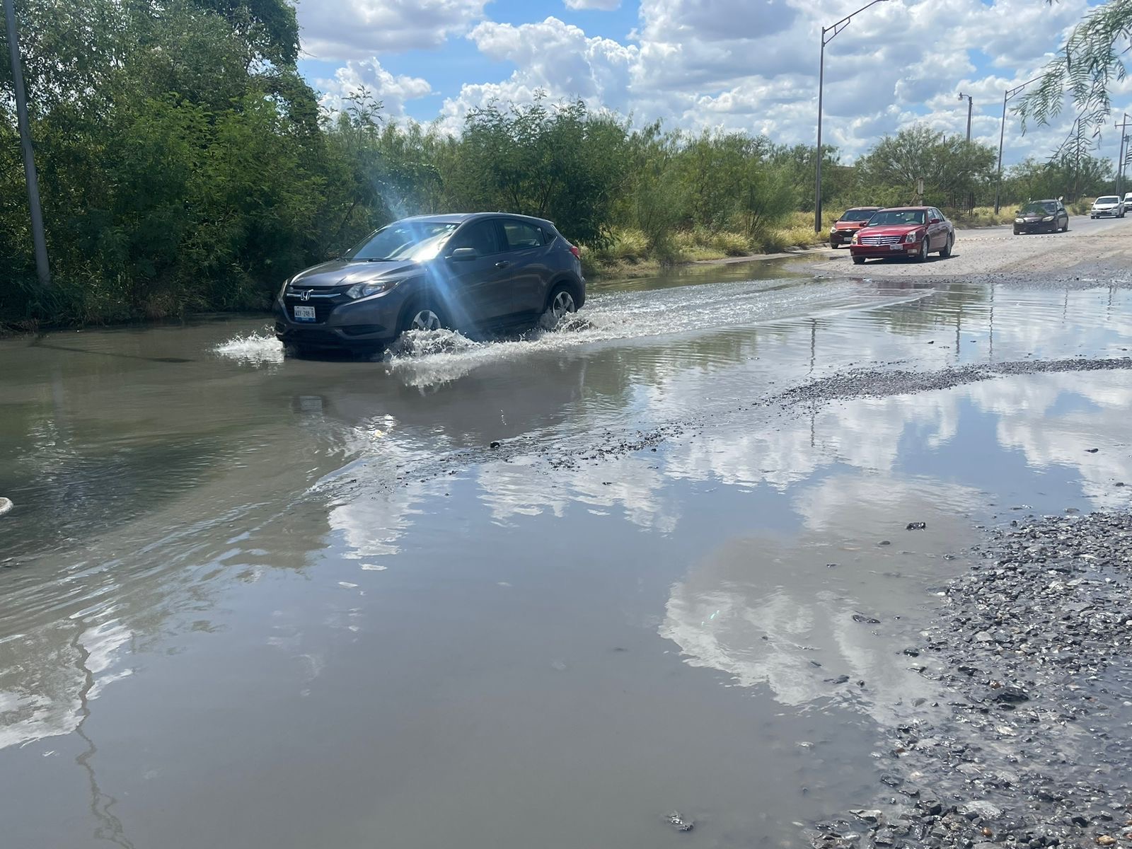 Abandono y desatención en la Colonia «Los Presidentes»: El problema de aguas negras y socavones persisten desde hace más de un año