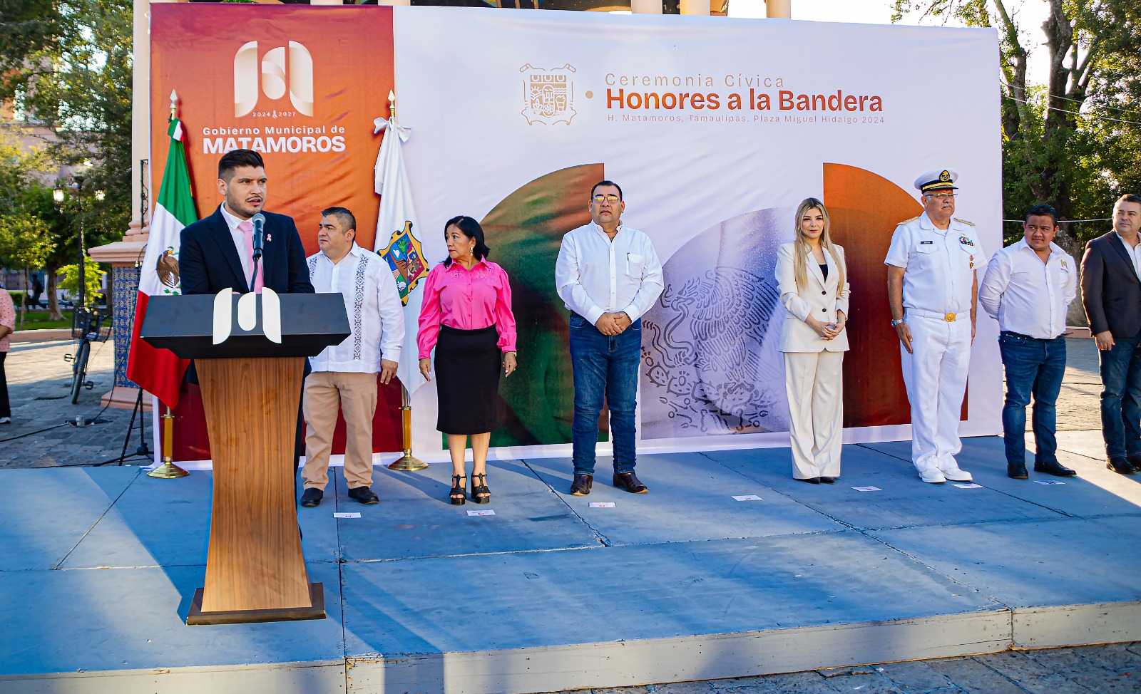 Encabeza el alcalde Alberto Granados los Honores a la Bandera