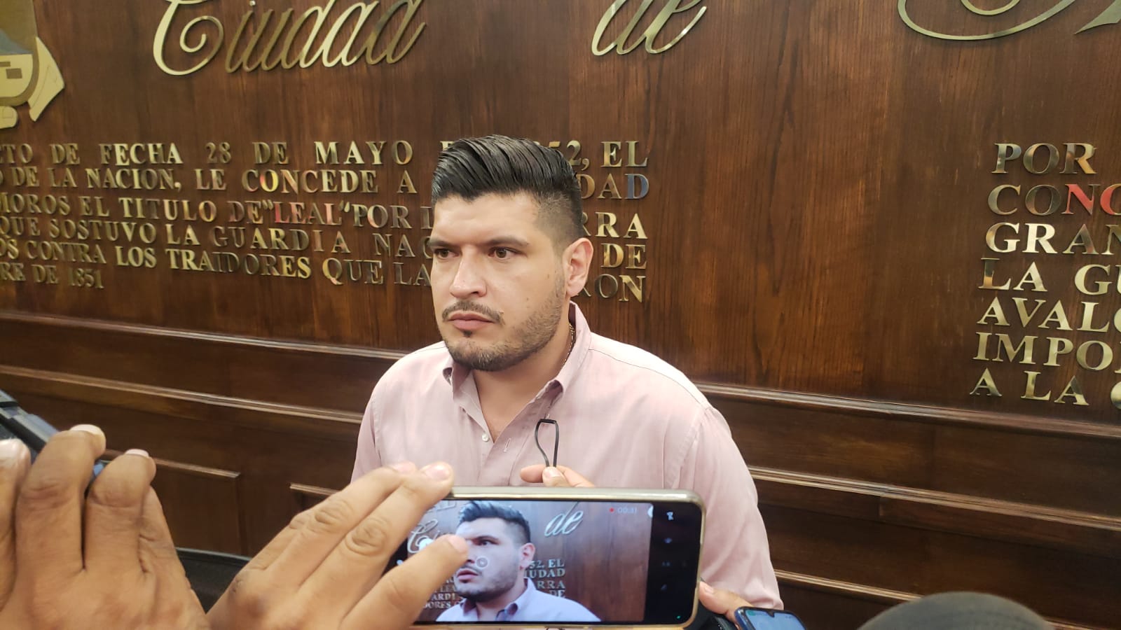 Alcalde de Matamoros, Alberto Granados, se solidariza con madre de niño picado por araña violinista y garantiza apoyo con medicamentos
