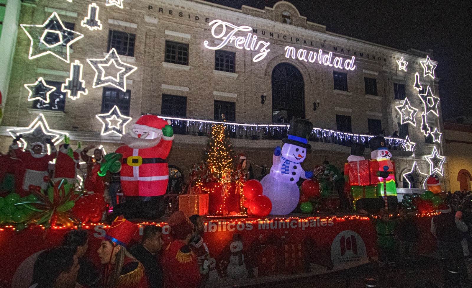 Brilla la Navidad en Matamoros; el alcalde Alberto Granados encabeza el encendido del Pino y desfile Navideño»