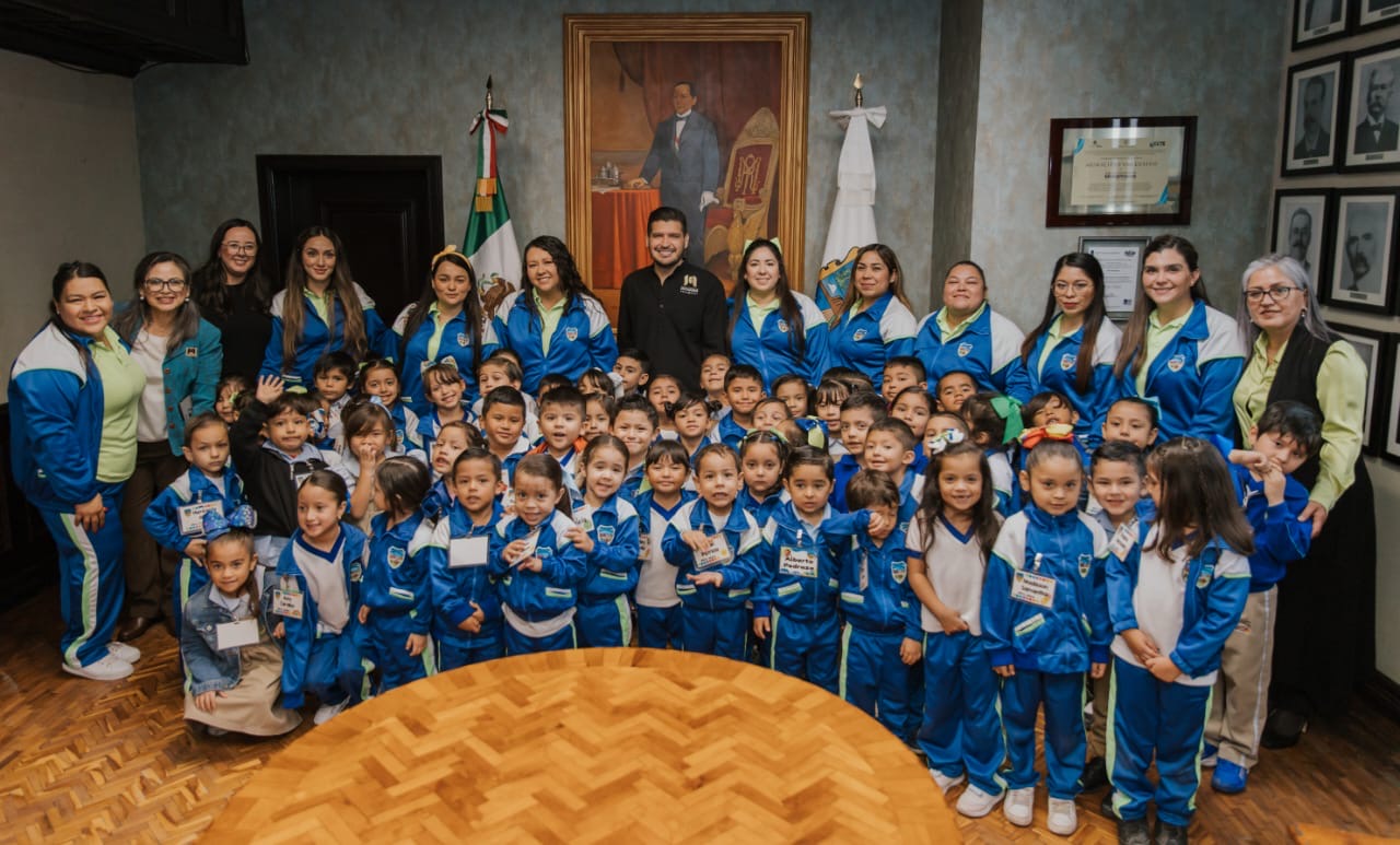 Recibe alcalde Alberto Granados a niños del jardín de niños «Francisco Pérez Ríos»