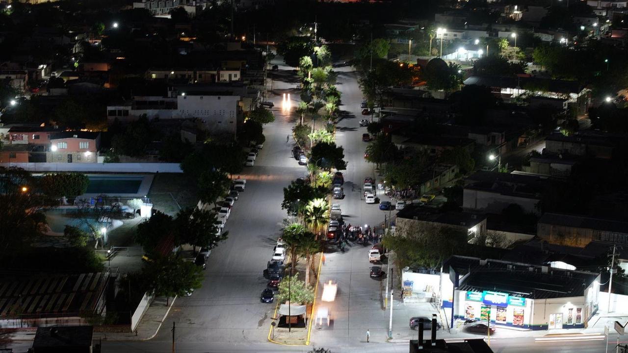 Cumple Municipio a vecinos de la Enrique Cárdenas con alumbrado