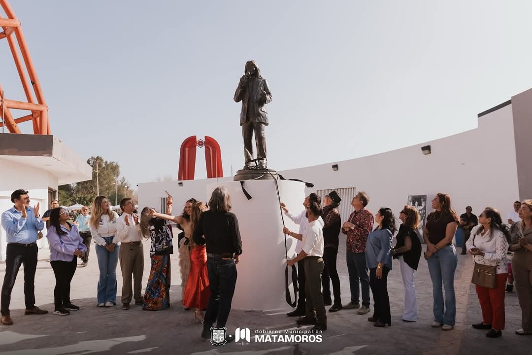 Devela Beto Granados estatua de Rigo Tovar en el Parque Olímpico