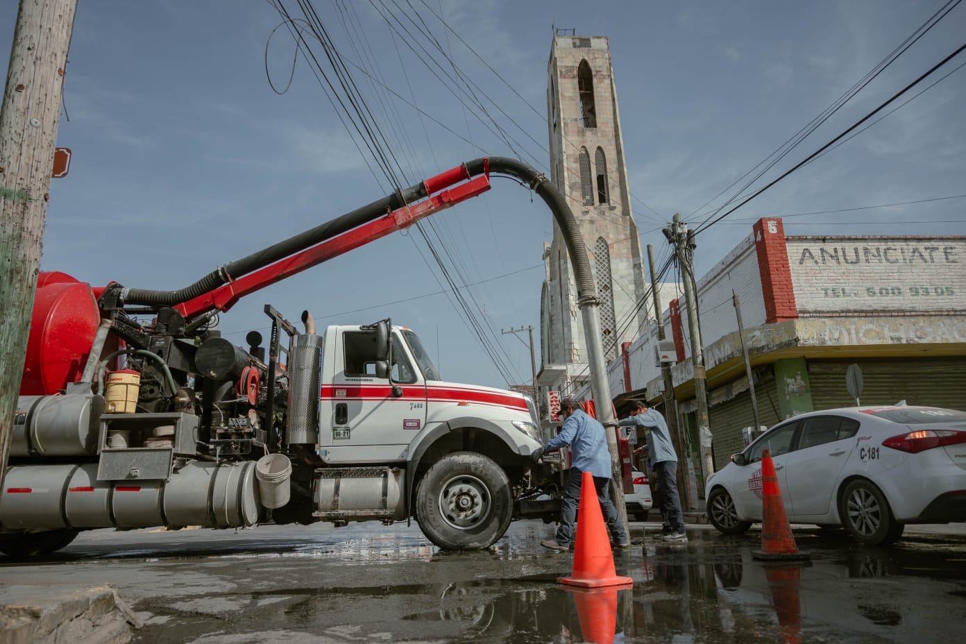Destapa Gobierno de Matamoros tuberías de drenaje de la Plaza Allende