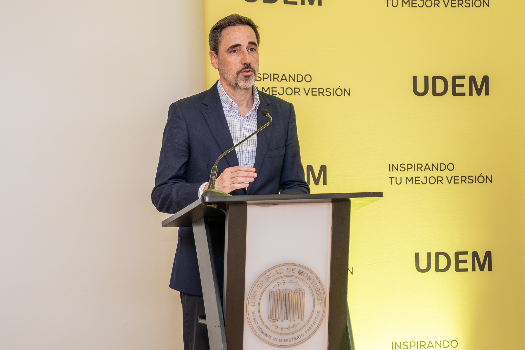Inauguran muestra fotográfica en la UDEM