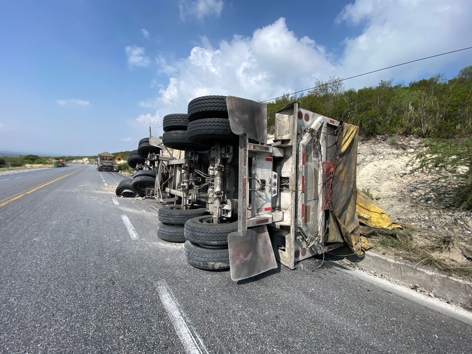 Se vuelca tráiler cerca de Tula, Tamaulipas