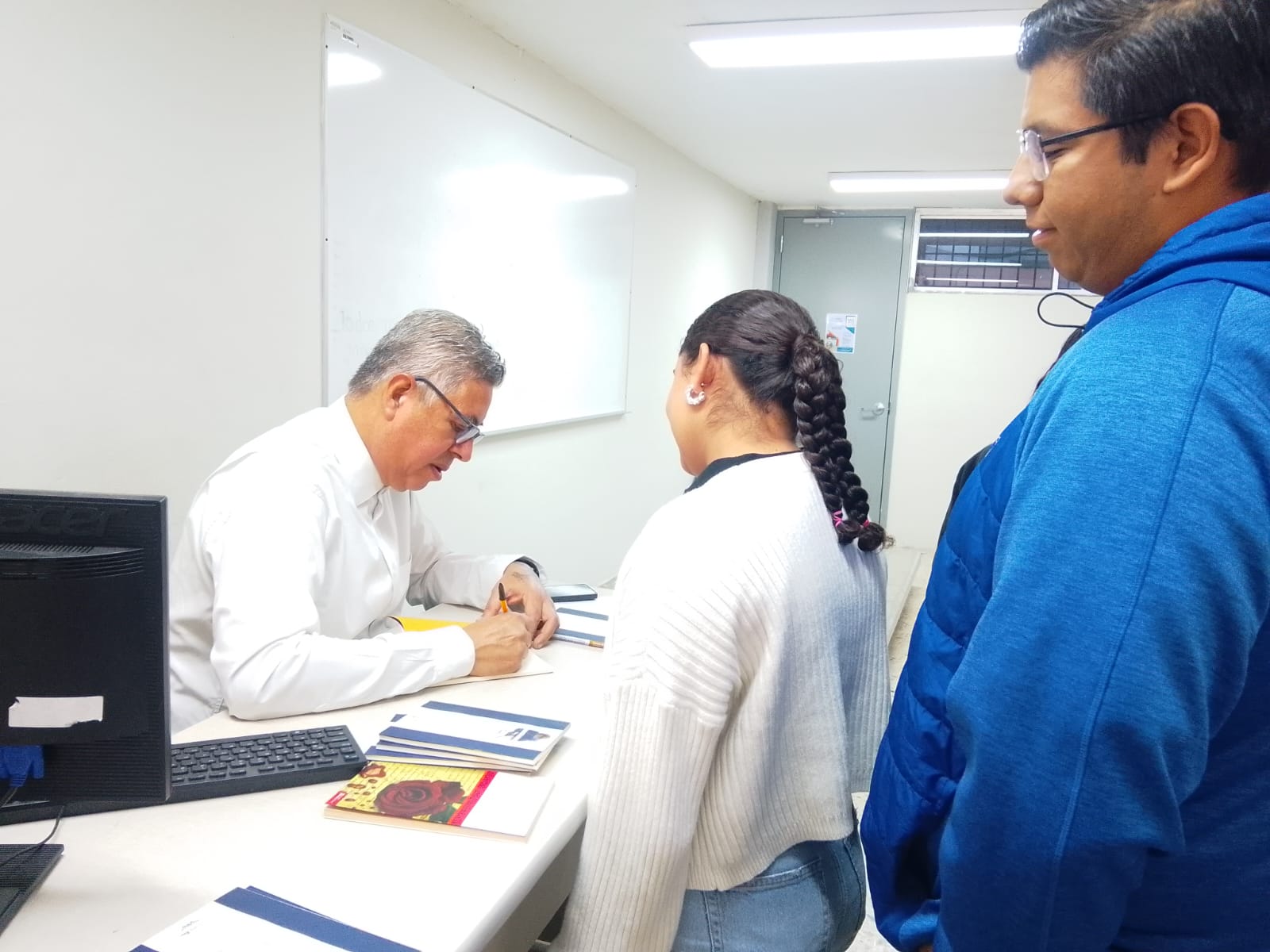 Enrique Jonguitud realiza lectura poética y dona libros a estudiantes de Comunicación