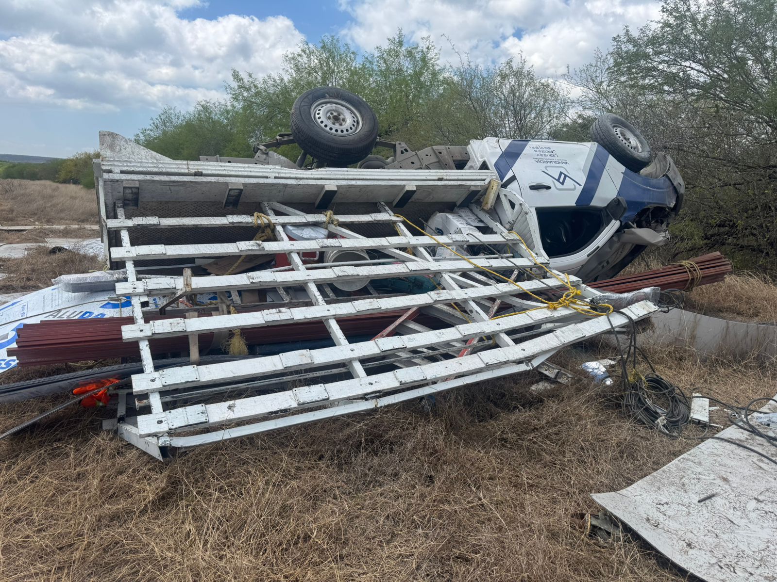 Vuelca en carretera y no hay Cruz Roja que lo ayude